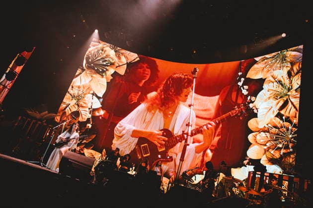 November 25, 2025, Rome, Italy: Singer Elisa Toffoli, performs live on stage at Palazzo dello Sport during her Palasport tour. Rome Italy - ZUMAs197 20251125_aaa_s197_375 Copyright: xValeriaxMagrix