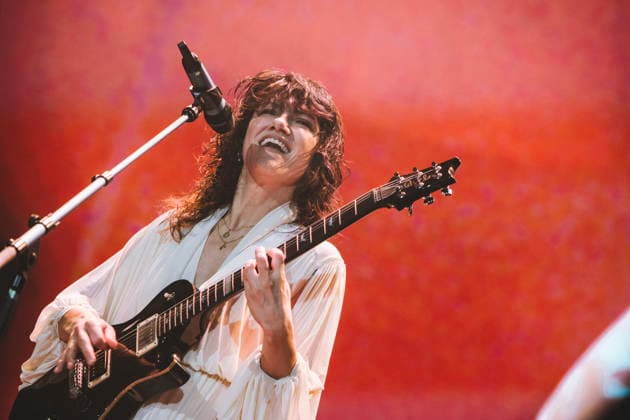 November 25, 2025, Rome, Italy: Singer Elisa Toffoli, performs live on stage at Palazzo dello Sport during her Palasport tour. Rome Italy - ZUMAs197 20251125_aaa_s197_378 Copyright: xValeriaxMagrix