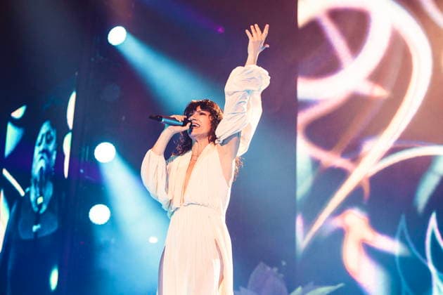 November 25, 2025, Rome, Italy: Singer Elisa Toffoli, performs live on stage at Palazzo dello Sport during her Palasport tour. Rome Italy - ZUMAs197 20251125_aaa_s197_380 Copyright: xValeriaxMagrix