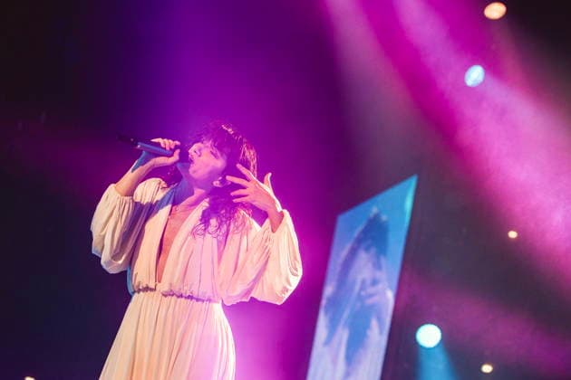November 25, 2025, Rome, Italy: Singer Elisa Toffoli, performs live on stage at Palazzo dello Sport during her Palasport tour. Rome Italy - ZUMAs197 20251125_aaa_s197_381 Copyright: xValeriaxMagrix
