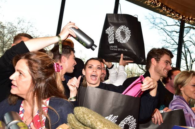 5th Charity Promi Pack at BIKINI Celebrities wrapping gifts including Rebecca immanuel, Rebecca Kunikowski for the 5th time Organized by Maimilian Seitz Charity Promi Pack in Berlin on 25 11 2025 Photopress Mueller