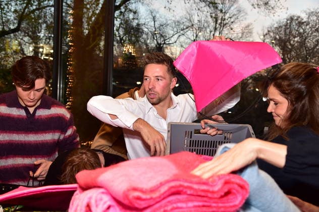 5th Charity Promi Pack at BIKINI Ramon Roselly helps packing for people in need for the 5th time Organized by Maimilian Seitz Charity Promi Pack in Berlin on 25 11 2025 Photopress Mueller