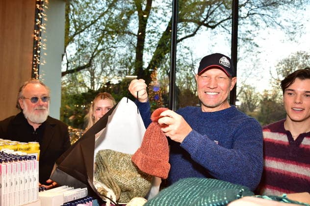 5.te Charity Promi Pack im BIKINI Friedrich lichtenstzzein, Axel Schulz beim Packen der Tüten zum 5 Mal Veranstaltet Maimilian Seitz Charity Promi Pack in Berlin am 25.11.2025 *** 5th Charity Promi Pack at BIKINI Friedrich lichtenstzzein, Axel Schulz packing the bags for the 5th time Organized by Maimilian Seitz Charity Promi Pack in Berlin on 25 11 2025 Photopress Mueller