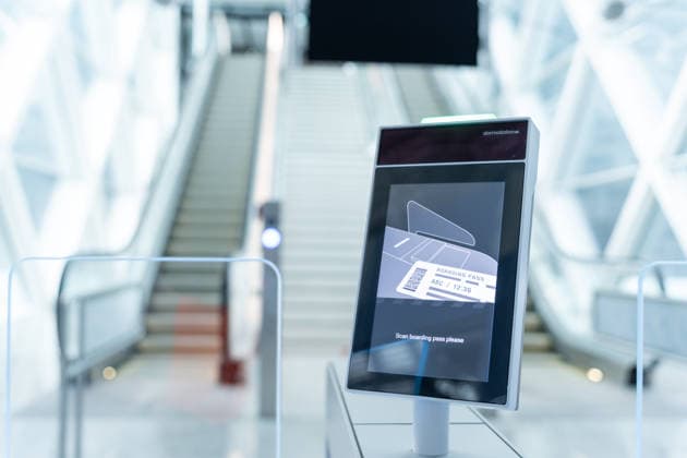 Munich, Bavaria, Germany - November 25, 2025: An automatic gate scanner at Munich Airport shows the request to scan the boarding pass *** Ein automatischer Gatescanner im Flughafen München zeigt die Aufforderung zum Scannen der Bordkarte