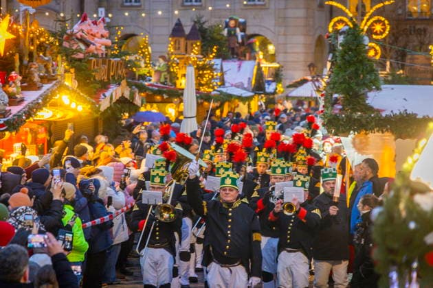 591. Dresdner Striezelmarkt Der Dresdner Striezelmarkt ist ein Weihnachtsmarkt in Dresden. Er wird seit 1434 im Advent meistens auf dem Altmarkt veranstaltet und zieht jährlich durchschnittlich rund zwei Millionen Besucher an. Er ist der älteste, mit einer Urkunde bestätigte Weihnachtsmarkt Deutschlands. Erzgebirgischer Weihnachtsschmuck. Eine Bergkapelle führt die Eröffnungsprozzesion auf den Markt. Dresden Sachsen Deutschland *** 591 Dresden Striezelmarkt The Dresden Striezelmarkt is a Christmas market in Dresden It has been held in Advent since 1434, usually on the Altmarkt square, and attracts an average of around two million visitors every year It is the oldest Christmas market in Germany, confirmed by a certificate Christmas dec