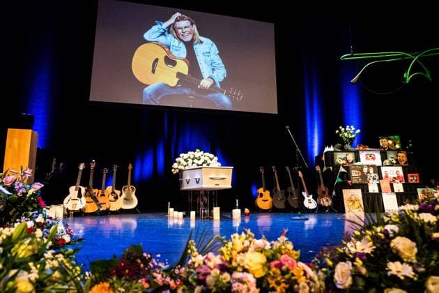 HOOGEVEEN - RenÃ Karst s farewell ceremony took place at De Tamboer Theatre. The folk singer died unexpectedly at the age of 59 from a heart attack. ANP SIESE VEENSTRA netherlands out - belgium out  Copyright: xx x543144747x originalFilename: 543144747.jpg
