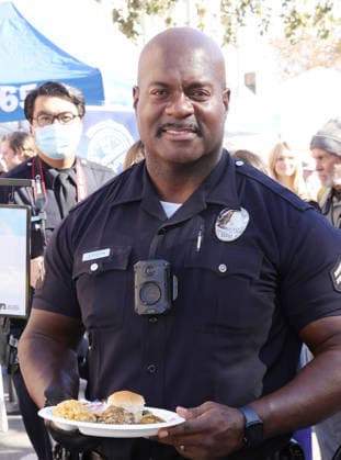 26 November 2025 - Los Angeles, California - Officer Deon Joseph,. 2025 Thanks & Giving On Skid Row held at Los Angeles Mission. Los Angeles USA - ZUMAa123 20251126_zaa_a123_002 Copyright: xADx