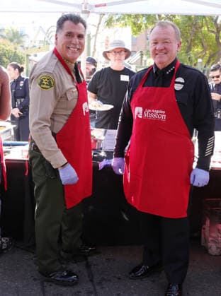 26 November 2025 - Los Angeles, California - Sheriff Robert G. Luna, ief of the Los Angeles Police Department Jim McDonnell.. 2025 Thanks & Giving On Skid Row held at Los Angeles Mission. Los Angeles USA - ZUMAa123 20251126_zaa_a123_024 Copyright: xADx