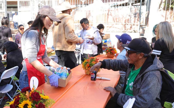 26 November 2025 - Los Angeles, California - Cailey Cowan. 2025 Thanks & Giving On Skid Row held at Los Angeles Mission. Los Angeles USA - ZUMAa123 20251126_zaa_a123_032 Copyright: xADx
