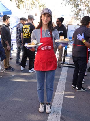 26 November 2025 - Los Angeles, California - Cailey Cowan. 2025 Thanks & Giving On Skid Row held at Los Angeles Mission. Los Angeles USA - ZUMAa123 20251126_zaa_a123_048 Copyright: xADx