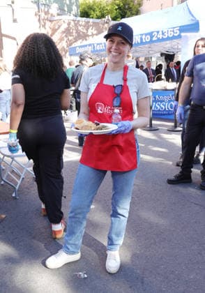 26 November 2025 - Los Angeles, California - Jodie Sweetin,. 2025 Thanks & Giving On Skid Row held at Los Angeles Mission. Los Angeles USA - ZUMAa123 20251126_zaa_a123_084 Copyright: xADx