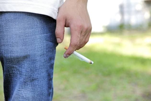 Mann hält eine Zigarette in der Hand, Nahaufnahme im Freien Man hold a Cigarette in the Hand closeup outdoor Copyright: imageBROKER AndreyxShadrin ibxiqx14872193.jpg