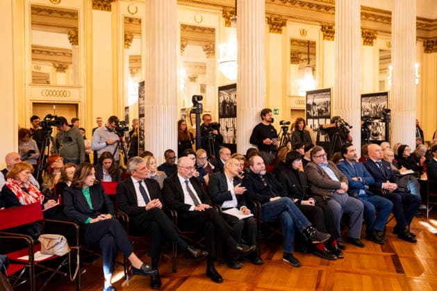 Premiere At La Scala -Lady Macbeth Of The Mtsensk District- Press Conference La Scala Theatre - Milan, Italy Claudia Mazzola;Paolo Gavazzeni;guest;Chidozie Obasi;Alberto Malazzi;guest;guest;guest;guest;Zinovy Margolin;Olga Shaishmelashvili;guest;Najmiddin Mavlyanov;Alexander Roslavets;guest Premiere At La Scala -Lady Macbeth Of The Mtsensk District- Press Conference La Scala Theatre - Milan, Italy 26th November 2025  Copyright: xALFONSOxCATALANO SGPITALIAx