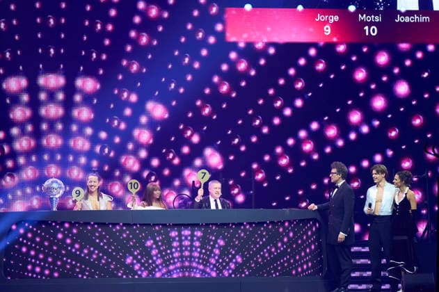 Jorge Gonzalez, Motsi Mabuse, Joachim Llambi, Daniel Hartwich, Taliso Engel und Patricija Ionel bei Let s Dance - Die Live-Tour 2025 in der ZAG Arena. Hannover, 25.11.2025 Foto:xU.xStammx xFuturexImagex dance_5144