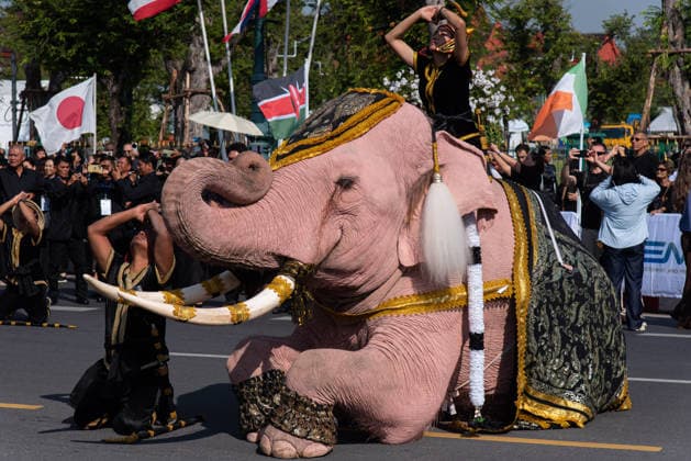 The mahouts and elephants pay respects to the Queen Mother Sirikit in Bangkok, Thailand - 27 Nov 2025 A mahout and an elephant pays respect to the Queen Mother Sirikit outside the Royal Grand Palace in Bangkok. Mahouts and the elephants from Ayutthaya Elephant Palace travel from Ayutthaya to Bangkok to pay respect for the Queen Mother Sirikit at the Royal Grand Palace in Bangkok. The Queen Mother Sirikit died at the age of 93 on 24 October 2025 at the Chulalongkorn Hospital. Bangkok Thailand Copyright: xPeeraponxBoonyakiatx xSOPAxImagesx Elephant-11