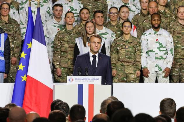 PRESIDENTIAL VISIT TO VARCES PHOTOPQR LE DAUPHINE Benoit LAGNEUX POOL PQR Varces Allières et Risset 27 11 2025 Varces Isère , November 27, 2025 President Emmanuel Macron is visiting the 7th BCA in Varces, dans la caserne militaire pour annoncer dans un discours la mise en place dun nouveau service militaire Photo Benoit Lagneux Le Dauphiné Libéré POOL PQR Varces, France, nov 27th 2025 President Emmanuel Macron is visiting the 7th BCA in Varces, at the military barracks, to announce the implementation of a new military service Varces Allières et Risset Isère Rhône Alpes France  Copyright: xPHOTOPQR LExDAUPHINE MAXPPPxBenoitxLAGNEUXx-xPOOLxPQRx 20251127JDL3988 20251127JDL4201