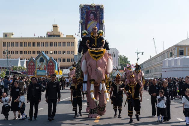 November 27, 2025, Bangkok, Thailand: Mahouts and the elephants march to pay respect to the Queen Mother Sirikit outside the Royal Grand Palace in Bangkok. Mahouts and the elephants from Ayutthaya Elephant Palace travel from Ayutthaya to Bangkok to pay respect for the Queen Mother Sirikit at the Royal Grand Palace in Bangkok. The Queen Mother Sirikit died at the age of 93 on 24 October 2025 at the Chulalongkorn Hospital. Bangkok Thailand - ZUMAs197 20251127_aaa_s197_014 Copyright: xPeeraponxBoonyakiatx
