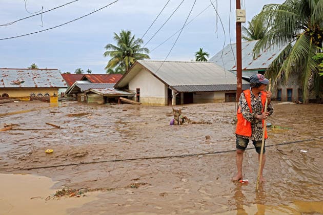 November 27, 2025, Pidie Jaya, Aceh, Indonesia: Activities of residents after flash floods in Gampong Manyang Cut, Meureudu District, Pidie Jaya regency, Aceh province, Indonesia on Thursday, November 27, 2025.. The Aceh Disaster Management Agency (BPBA) released that floods continued to expand which affected 16 districts cities in Aceh province, including Pidie, Aceh Besar, Pidie Jaya, Aceh Tamiang, Southeast Aceh, West Aceh, Subulussalam, Bireuen,Lhokseumawe, East Aceh, Langsa, Bener Meriah, Gayo Lues, Aceh Singkil, North Aceh, to South Aceh, with a total of more than 100,000 people affected and more than 20,000 refugees. Pidie Jaya Indonesia - ZUMAs340 20251127_zip_s340_011 Copyright: xKhairuxSyukrillahx