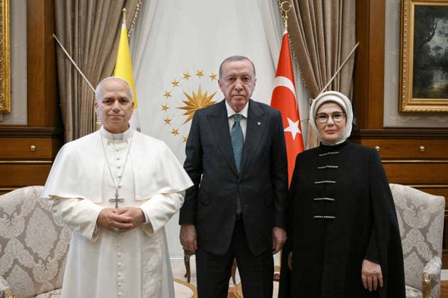 Pope Leo XIV Visit To Turkey - Day 1 Pope Leo XIV is greeted by President of Turkey Recep Tayyip Erdogan and his wife Emine Erdogan during a welcome ceremony at the Presidential Palace in Ankara, Turkey on November 27, 2025 during his first Apostolic Journey. Photo by (EV) Vatican Media ABACAPRESS.COM Ankara Turkey  Copyright: xABACAx