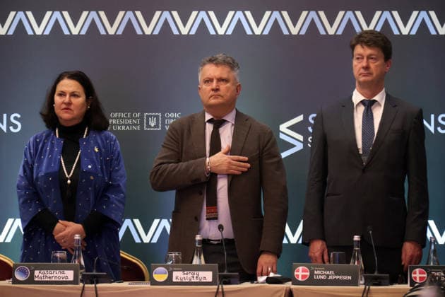 Ambassador of the EU to Ukraine Katarina Mathernova and First Deputy Minister of Foreign Affairs of Ukraine Sergiy Kyslytsya (C) stand to attention during the sounding of the Ukrainian anthem during the Sanctions Summit in Kyiv, Ukraine, November 27, 2025. The summit convenes over 60 sanctions policy officials from the European Union, the United States, and Canada. Discussions focus on critical issues, including the shadow fleet, energy, financial restrictions, sanctions circumvention, and the operations of Russia’s military-industrial complex. (Photo by Pavlo Bahmut Ukrinform) Inaugural Sanctions Summit underway in Kyiv Copyright: xPavloxBahmutx
