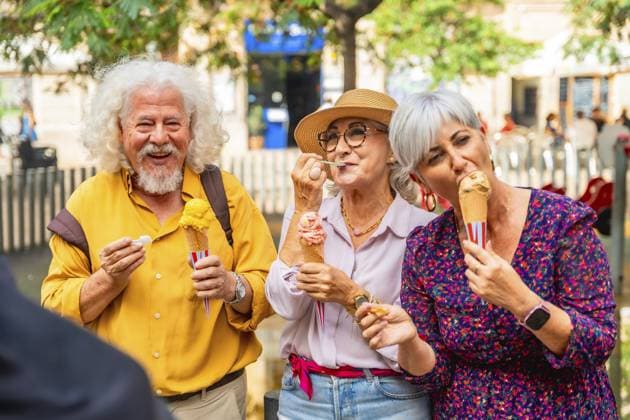 Gruppe glücklicher älterer Freunde, die lächeln und Eiswaffeln im Freien essen, den Sommertag und aktive goldene Jahre genießen und Glück und Freundschaft widerspiegeln Group of happy senior friends smiling and eating ice cream cones outdoors, enjoying summer day and active golden years, reflecting happiness and friendship Copyright: imageBROKER UnaixHuizi ibxuhu15735468.jpg ,model released, Symbolfoto ,property released