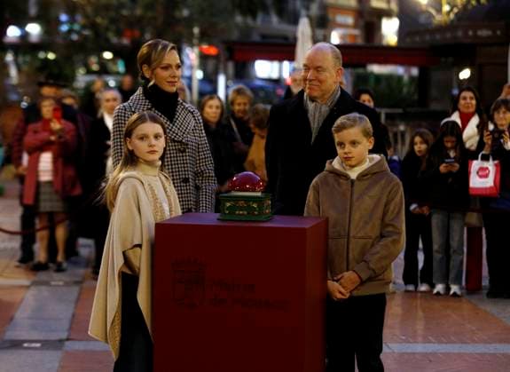 LANCEMENT ILLUMINATIONS NOEL FAMILLE PRINCIERE PHOTOPQR NICE MATIN Jean François Ottonello Monaco 27 11 2025 Lancement des illuminations de Noël par la famille princiere, place darmes le prince Albert II, la princesse Charlene, le prince hereditaire Jacques et la princesse Gabriella Monaco - 27 11 2025 Launch of the Christmas lights by the Princely Family at Place dArmes - Prince Albert II, Princess Charlene, Hereditary Prince Jacques, and Princess Gabriella Monaco France  Copyright: xPHOTOPQR NICExMATIN MAXPPPxJeanxFrançoisxOttonellox 20251127NIM5583 20251127NIM5583