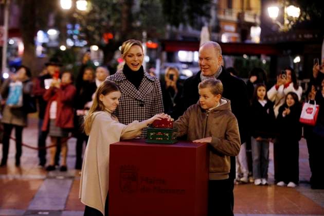 LANCEMENT ILLUMINATIONS NOEL FAMILLE PRINCIERE PHOTOPQR NICE MATIN Jean François Ottonello Monaco 27 11 2025 Lancement des illuminations de Noël par la famille princiere, place darmes le prince Albert II, la princesse Charlene, le prince hereditaire Jacques et la princesse Gabriella Monaco - 27 11 2025 Launch of the Christmas lights by the Princely Family at Place dArmes - Prince Albert II, Princess Charlene, Hereditary Prince Jacques, and Princess Gabriella Monaco France  Copyright: xPHOTOPQR NICExMATIN MAXPPPxJeanxFrançoisxOttonellox 20251127NIM5587 20251127NIM5587
