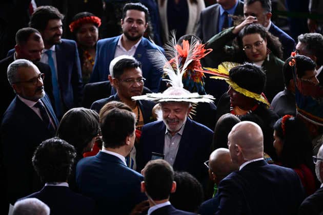 BRASiLIA, DF - 27.11.2025: LULA UNIVERSIDADE INDiGENA E DOS ESPORTES - Photo, President Lula with a headdress on his head. This Thursday (27) President Lula participates in the ceremony alluding to the announcement of the creation of the Federal Indigenous University and the University of Sport. x2849279x  TonxMolina