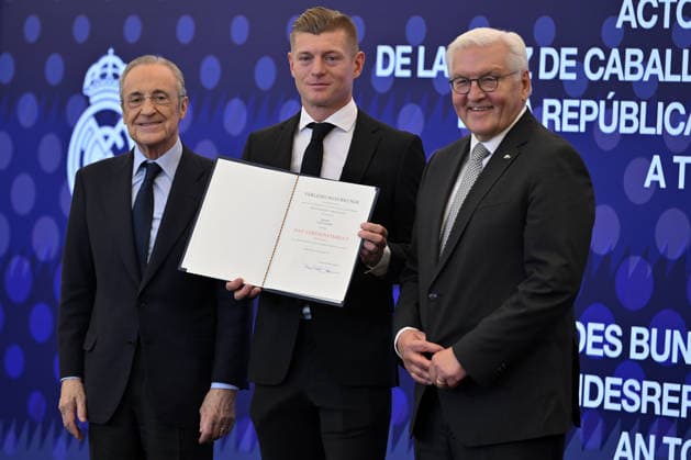 German President Frank-Walter Steinmeier in Spain MADRID, SPAIN - NOVEMBER 27: German President Frank-Walter Steinmeier, (R) presents the medal of merit to former German national football player Toni Kroos (C) at the Santiago Bernabeu Stadium in Madrid, Spain on November 27, 2025. President of Real Madrid, Florentino Perez (L) also attended the ceremony. Burak Akbulut Anadolu Madrid Spain. Editorial use only. Please get in touch for any other usage.  Copyright: x2025xAnadoluxBurakxAkbulutx