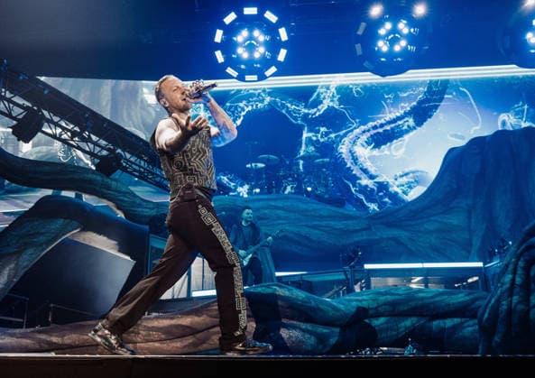 27.11.2025, xlakx, Entertainment Musik, Kontra K - Augen traeumen Herzen sehen Tour 2025 v.l. Der Rapper Kontra K steht bei seiner Augen traeumen Herzen sehen Tour 2025 auf der Buehne in der Uber Arena Berlin. Berlin Daniel Lakomski