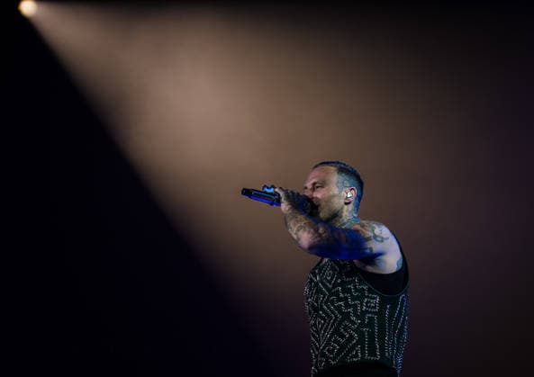 27 11 2025, xlakx, Entertainment Music, Kontra K Augen traeumen Herzen sehen Tour 2025 v l The rapper Kontra K is on stage at the Uber Arena Berlin Berlin during his Augen traeumen Herzen sehen Tour 2025 Daniel Lakomski