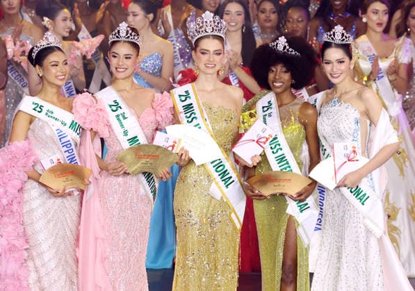 November 27, 2025, Tokyo, Japan - Miss International winners (L-R) Miss Philippines Myrna Esguerra of 5th place, Miss Bolivia Paolo Guzman Sanchez of 3rd place, Miss Colombia Catalina Duque of Miss International 2025, Miss Zimbabue Yollanda Chimharami of 2nd place and Miss Indonesia Melliza Xaviera Yulian of 4th place pose for photo at the annual beauty pageant in Tokyo on Thursday, November 27, 2025. 26-year old Colombian model Duque was crowned from 80 contestants. (photo by Yoshio Tsunoda AFLO)  aflo_311757362