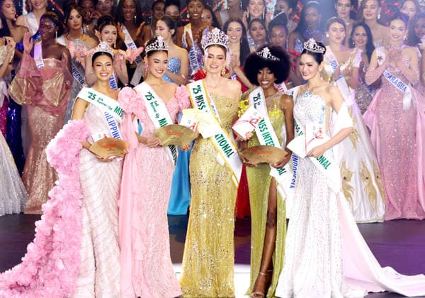 November 27, 2025, Tokyo, Japan - Miss International winners (L-R) Miss Philippines Myrna Esguerra of 5th place, Miss Bolivia Paolo Guzman Sanchez of 3rd place, Miss Colombia Catalina Duque of Miss International 2025, Miss Zimbabue Yollanda Chimharami of 2nd place and Miss Indonesia Melliza Xaviera Yulian of 4th place pose for photo at the annual beauty pageant in Tokyo on Thursday, November 27, 2025. 26-year old Colombian model Duque was crowned from 80 contestants. (photo by Yoshio Tsunoda AFLO)  aflo_311757363