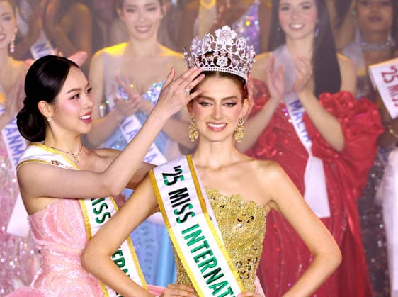 November 27, 2025, Tokyo, Japan - Miss Colombia Catalina Duque (R) receives the crown of the Miss International 2025 from Miss International 2024 Huybh Thanh Thuy (L) of Miss Vietnam at the annual beauty pageant in Tokyo on Thursday, November 27, 2025. 26-year old Colombian model Duque was crowned from 80 contestants. (photo by Yoshio Tsunoda AFLO)  aflo_311757370