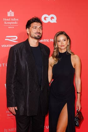 Award 27 GQ Men of the Year Award 2025 Mats Hummels and Nicola Cavanis at the 27 GQ Men of the Year Award at the Metropol on 27 11 2025 inBerlin Copyright: xEventpressxKochanx