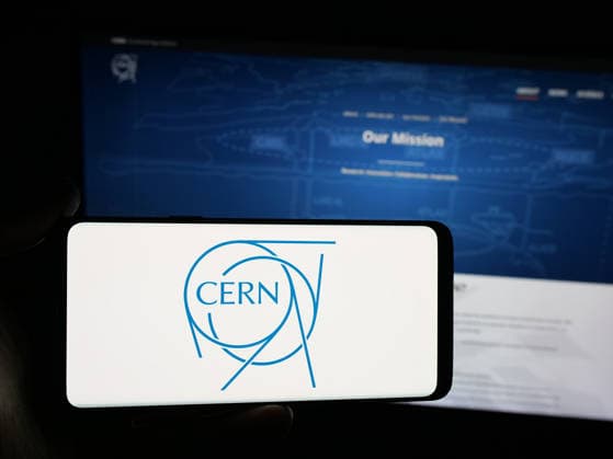 IMAGO History, 250 Jahre USA, Digitales Zeitalter: Entwicklung des Internets und Aufstieg von Silicon Valley Illustration photos in Germany - 11 Nov 2025 In this photo illustration, a person is holding a smartphone with the logo of European nuclear research organisation CERN on screen in front of website. Germany Copyright: xTimonxSchneiderx xSOPAxImagesx TSCHNEIDER_57805 CERN European Organization for Nuclear Research P6870422