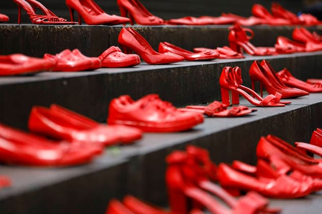 News Bilder des Tages November 28, 2025, Melbourne, Australia: Red shoes are placed on the steps of Treasury Place in memory of the 62 women and 24 children killed by violence in Australia in 2025. The Walk Against Family Violence 2025 drew more than 2,000 participants to Birrarung Marr as part of the global 16 Days of Activism against Gender-Based Violence. The annual event calls for stronger prevention of family violence and promotes safety, equality, and respect across Victoria. Participants walked to Treasury Gardens, where community leaders, advocates, and support services addressed the ongoing impacts of violence against women. Organisers encouraged attendees to wear orange and stand in solidarity with victim-survivors while raising public awareness and su - ZUMAs197 20251128_aaa_s197_035 Copyright: xYexMyoxKhantx