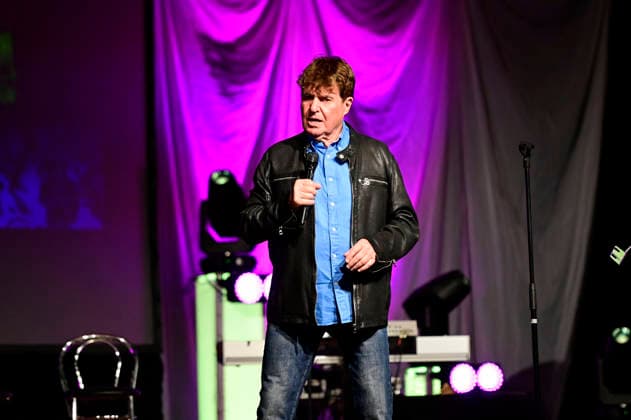 Frank Schöbel live at a concert of his Frank Schöbel zur Weihnachtszeit Tour at the Löbau Exhibition and Event Hall, 27 11 2025 Foto:xM.xWehnertx xFuturexImagex schoebel_5103