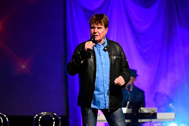 Frank Schöbel live at a concert of his Frank Schöbel zur Weihnachtszeit Tour at the Löbau Exhibition and Event Hall, 27 11 2025 Foto:xM.xWehnertx xFuturexImagex schoebel_5104