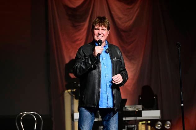 Frank Schöbel live at a concert of his Frank Schöbel zur Weihnachtszeit Tour at the Löbau Exhibition and Event Hall, 27 11 2025 Foto:xM.xWehnertx xFuturexImagex schoebel_5106