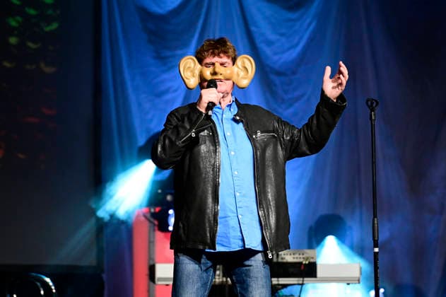 Frank Schöbel live at a concert of his Frank Schöbel zur Weihnachtszeit Tour at the Löbau Exhibition and Event Hall, 27 11 2025 Foto:xM.xWehnertx xFuturexImagex schoebel_5107