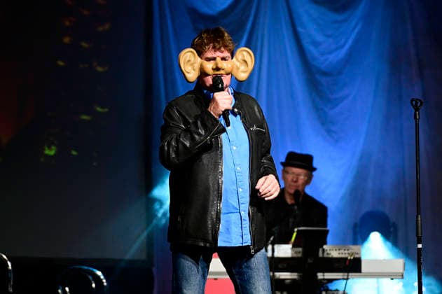 Frank Schöbel live at a concert of his Frank Schöbel zur Weihnachtszeit Tour at the Löbau Exhibition and Event Hall, 27 11 2025 Foto:xM.xWehnertx xFuturexImagex schoebel_5108