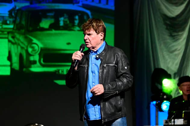 Frank Schöbel live at a concert of his Frank Schöbel zur Weihnachtszeit Tour at the Löbau Exhibition and Event Hall, 27 11 2025 Foto:xM.xWehnertx xFuturexImagex schoebel_5111
