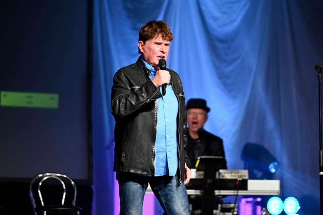 Frank Schöbel live at a concert of his Frank Schöbel zur Weihnachtszeit Tour at the Löbau Exhibition and Event Hall, 27 11 2025 Foto:xM.xWehnertx xFuturexImagex schoebel_5115