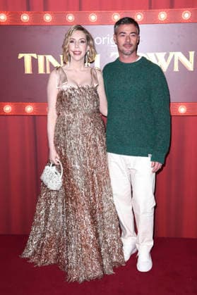 Katherine Ryan and Bobby Koostra arriving for the Tinsel Town premiere, Vue West End, London Foto:xS.xVasx xFuturexImagex tinsel_5139