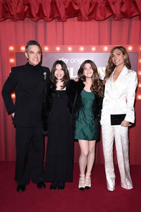 Robbie Williams with daughters Coco Willimas and Teddy Williams and wife Ayda Field at the premiere of the Sky movie Tinsel Town The Wonder of Stoneford at Vue Cinema West End London, 27 11 2025 Foto:xS.xVasx xFuturexImagex tinsel_5156