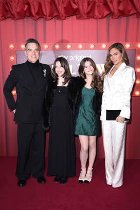 Robbie Williams with daughters Coco Willimas and Teddy Williams and wife Ayda Field at the premiere of the Sky movie Tinsel Town The Wonder of Stoneford at Vue Cinema West End London, 27 11 2025 Foto:xS.xVasx xFuturexImagex tinsel_5158