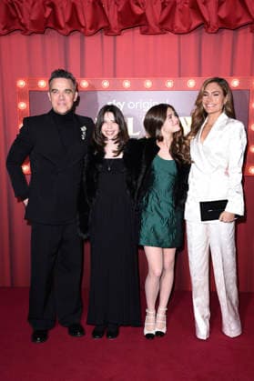 Robbie Williams with daughters Coco Willimas and Teddy Williams and wife Ayda Field at the premiere of the Sky movie Tinsel Town The Wonder of Stoneford at Vue Cinema West End London, 27 11 2025 Foto:xS.xVasx xFuturexImagex tinsel_5159