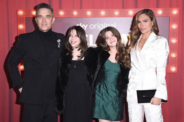 Robbie Williams with daughters Coco Willimas and Teddy Williams and wife Ayda Field at the premiere of the Sky movie Tinsel Town The Wonder of Stoneford at Vue Cinema West End London, 27 11 2025 Foto:xS.xVasx xFuturexImagex tinsel_5160