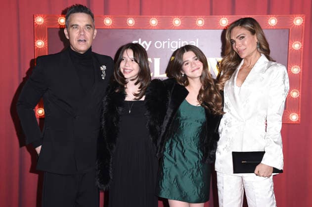 Robbie Williams with daughters Coco Willimas and Teddy Williams and wife Ayda Field at the premiere of the Sky movie Tinsel Town The Wonder of Stoneford at Vue Cinema West End London, 27 11 2025 Foto:xS.xVasx xFuturexImagex tinsel_5161
